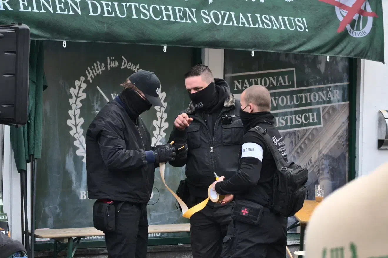 Für die Veranstaltung waren drei Ordner abgestellt. Das Auftreten erinnerte in der schwarzen Kleidung und mit den Funkgeräten allerdings eher an Securities.