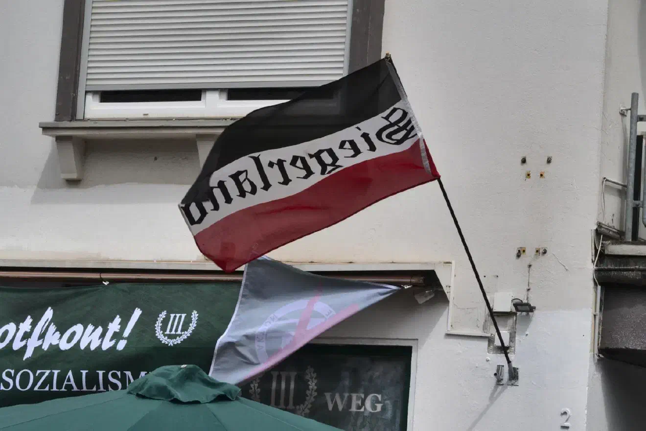 ... Die Ironie des Wortspiels um den Begriff »Siegerland« machte die Flagge am Tag der Befreiung vom Nationalsozialismus für den III. Weg allerdings unfreiwillig zu einer Flagge der Verlierer.