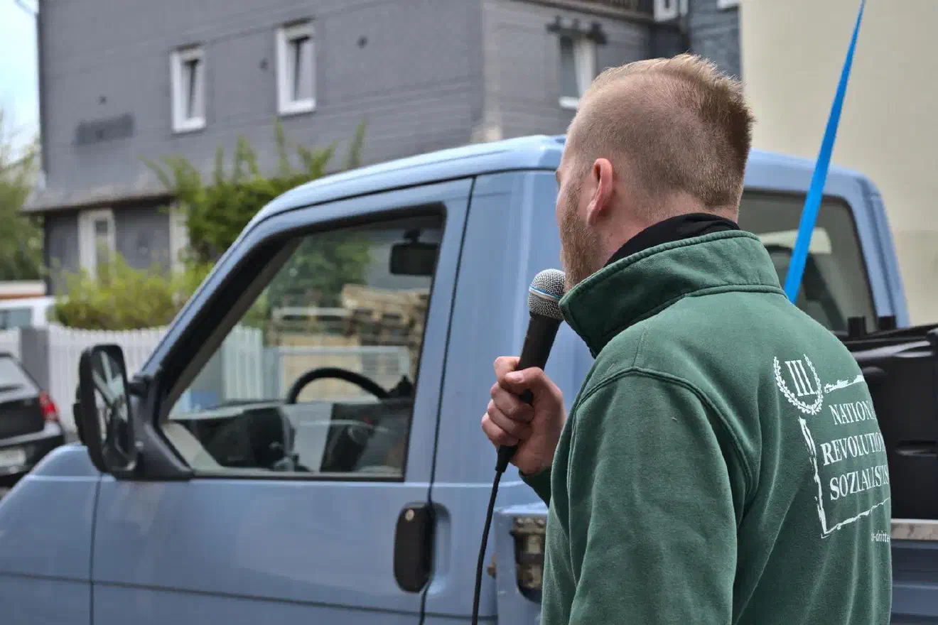 Bender lief mit dem Lautsprecherwagen hinter der Demo her und rief Parolen.