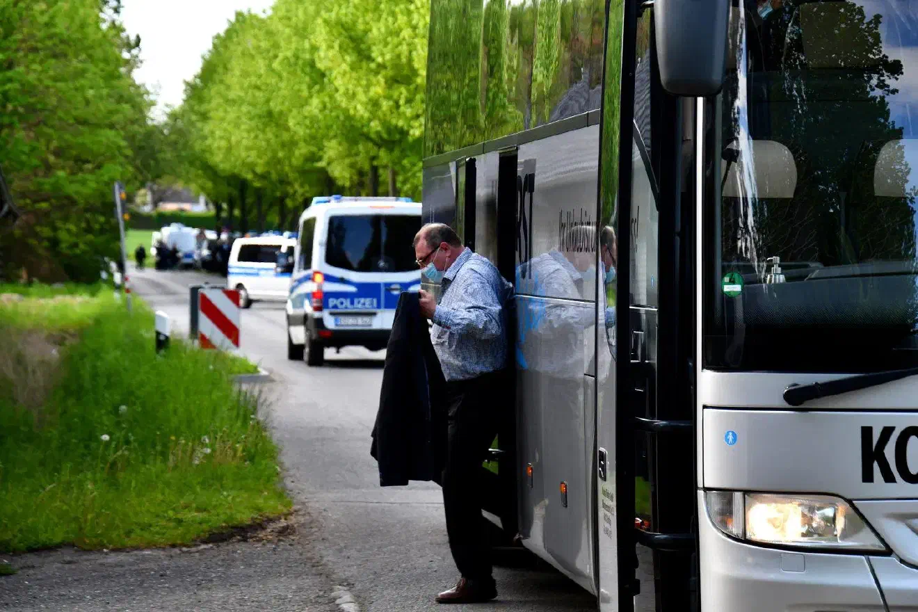 Trotz Pandemie und Hygieneauflagen reisten die Teilnehmer*innen nicht selten in vollbesetzten Autos oder Reisebussen an.