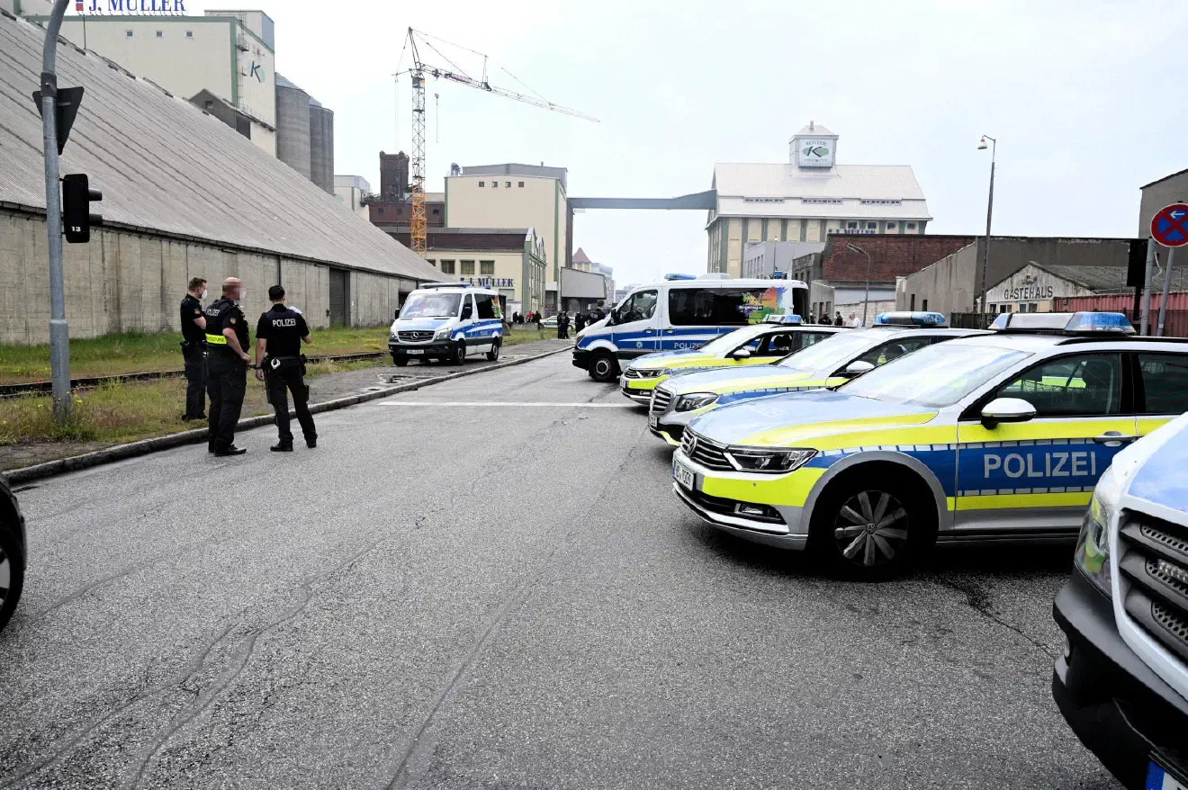 Nach Polizeiangaben fanden sich etwa 60 bis 70 Personen im Bereich der Cuxhavener Straße, Ecke Emdener Straße zusammen.