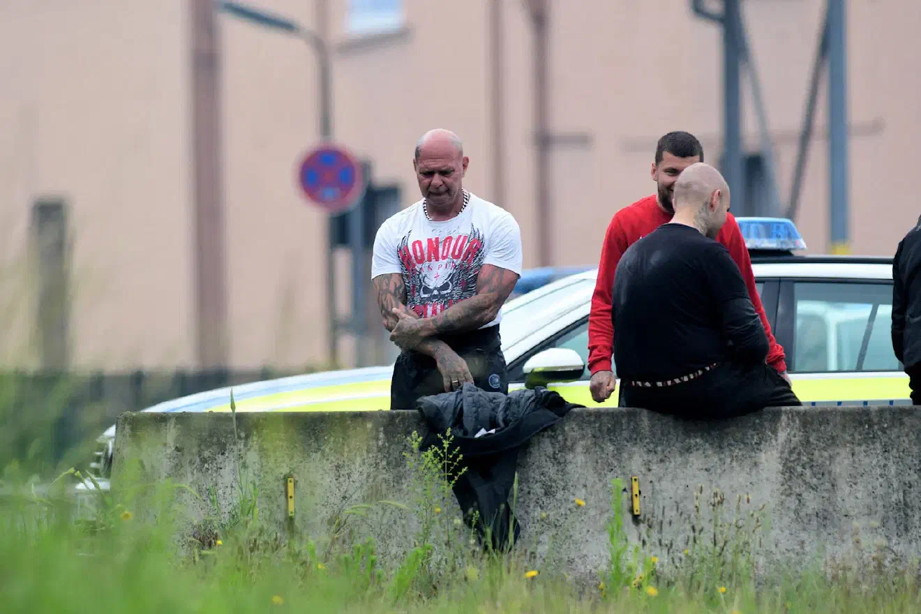 Die Polizei wurde auf das Treffen aufmerksam, nachdem vermummte Personen ein Banner mit den Aufdrucken "Kategorie C" und "Hungrige Wölfe" am Geländer der Fußgängerbrücke über der Cuxhavener Straße befestigte, sich dahinter positionierte und bengalische Feuer zündeten.