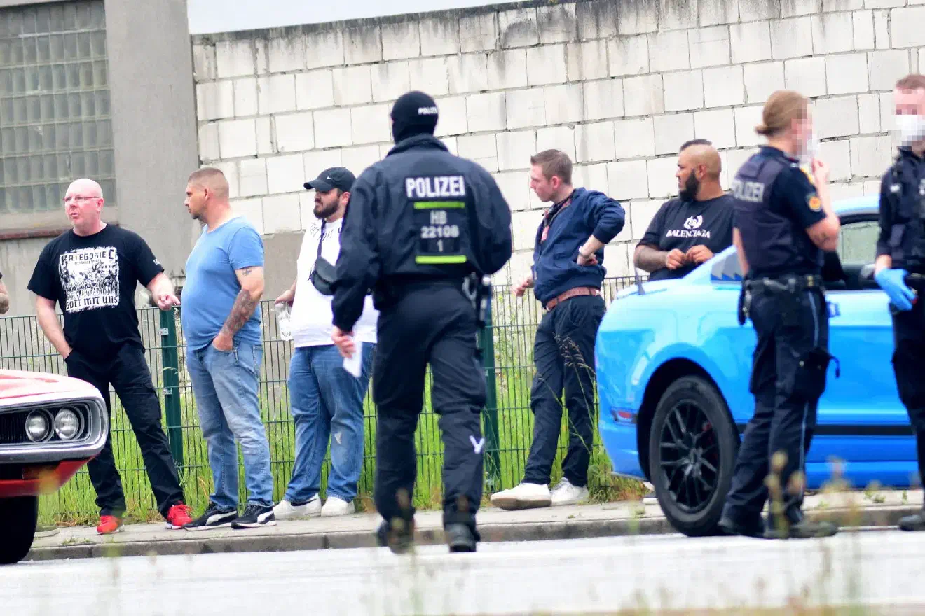 Die Polizei richtete daraufhin Kontrollstellen ein - insgesamt wurden im Verlauf des Tages mehr als 60 Personen in ihren Fahrzeugen gestoppt und durchsucht.