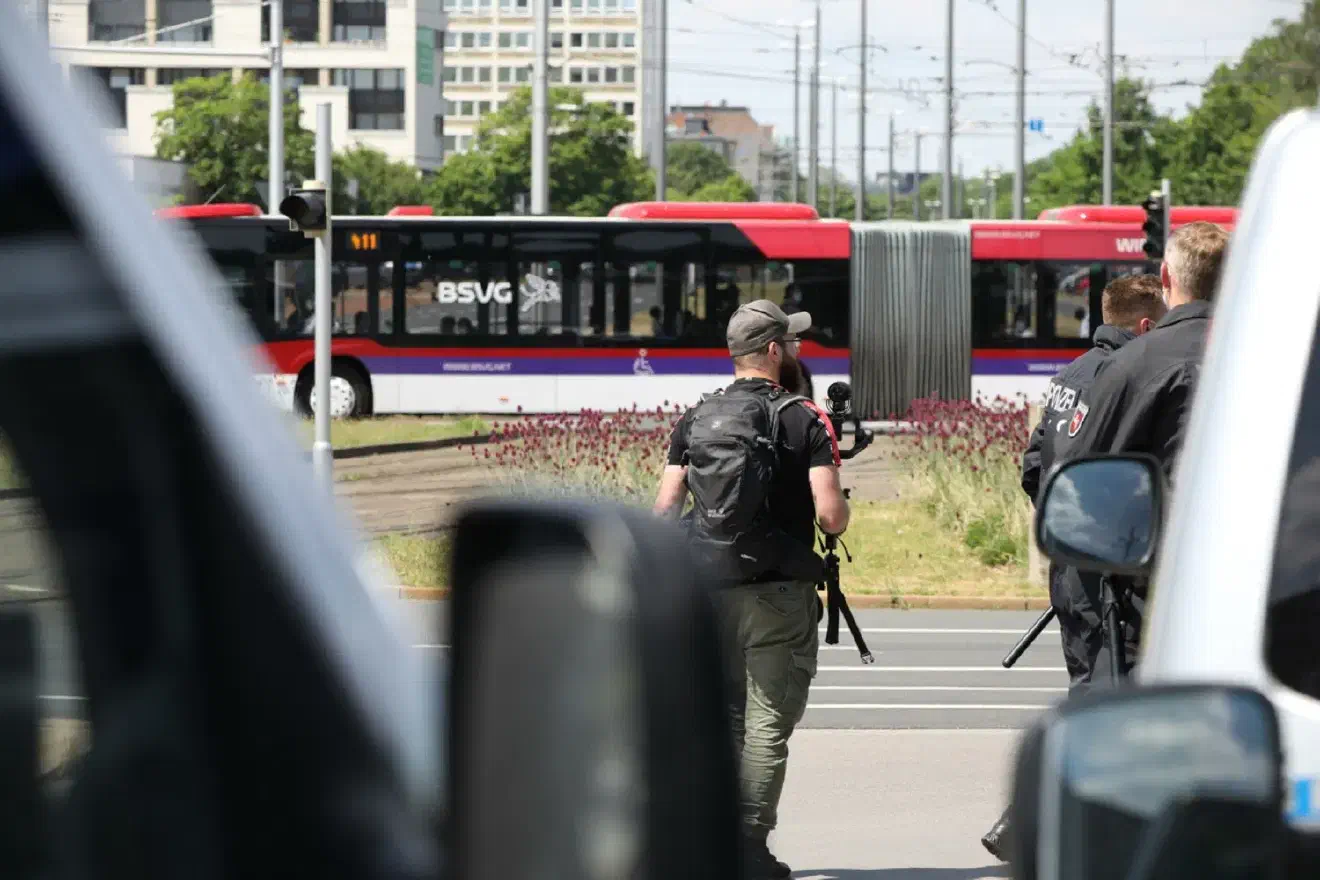 Bizarr: Die Braunschweiger Polizei schenkte Schmidtke und Wolters deutlich mehr Freiräume als anwesenden Pressevertreter:innen.