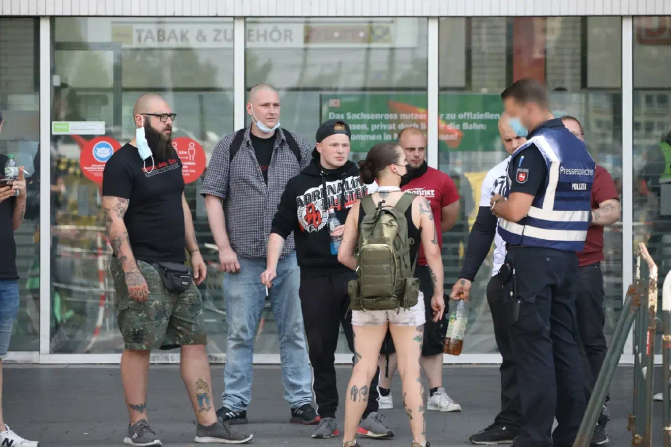 Im späteren Verlauf legte Wolter ihren Presseausweis ab und nahm als Aktivistin an der Demonstration teil.