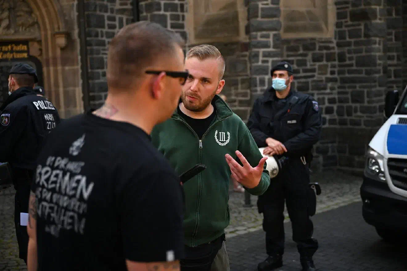 ... Neben seinem Unmut über Anwesenheit von Journalist*innen, trugen auch die behördlichen Auflagen, wie bspw. das Verbot im Gleichschritt zu Marschieren, zu seiner schlechten Laune bei.