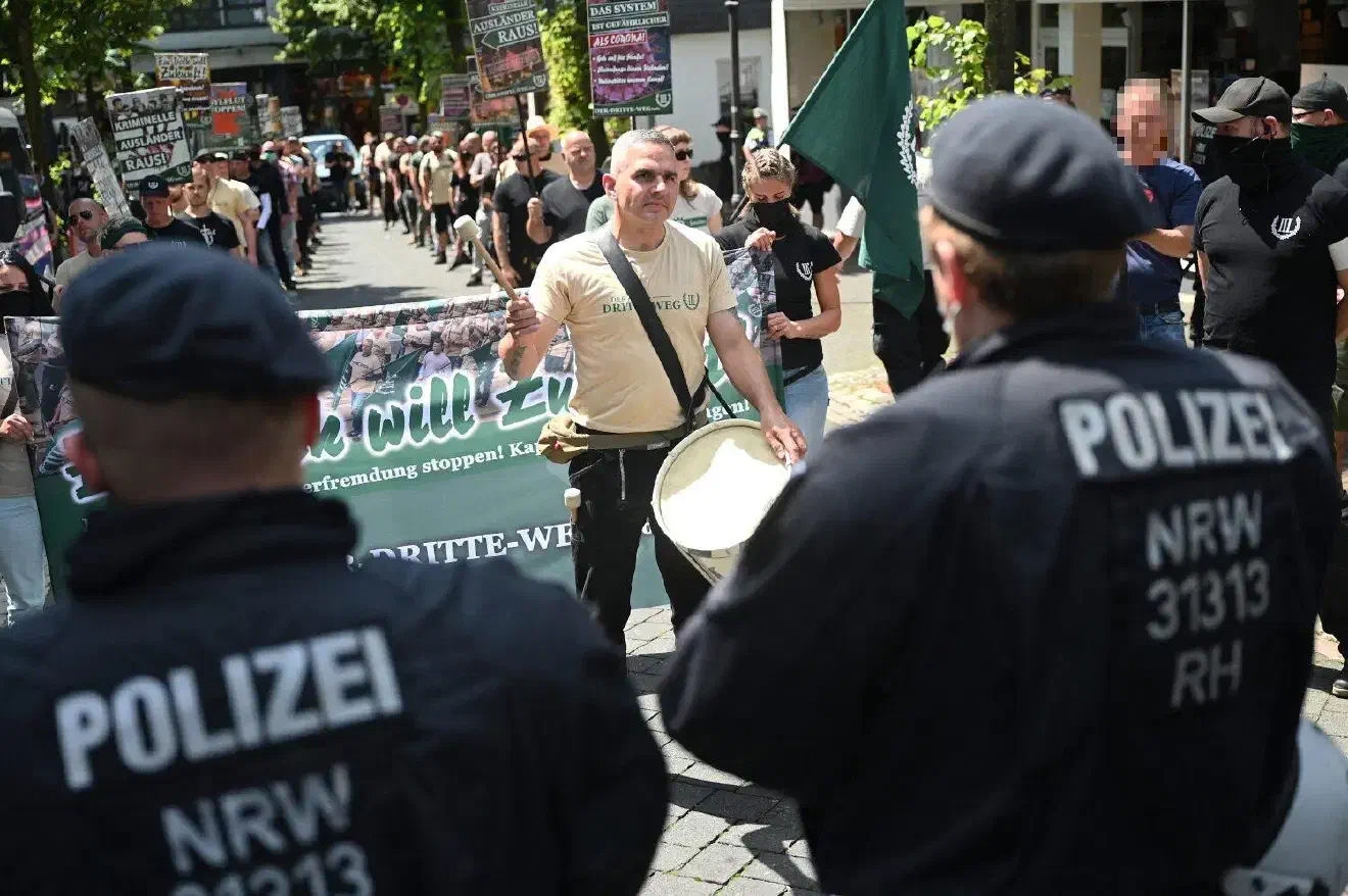 Die Polizei setzte Verbote konsequent um. So musste das Trommeln beim kurzen Demonstrationsumzug eingestellt werden, weil der Trommelrhythmus das Marschieren im Gleichschritt ermögliche, was laut der Auflagen verboten war. Auch musste das Logo der Parteiinternen Kampfsportgruppe »Körper & Geist« im Verlauf der Veranstaltung abgeklebt werden, da der Wolf als Verboten eingestuft wurde.