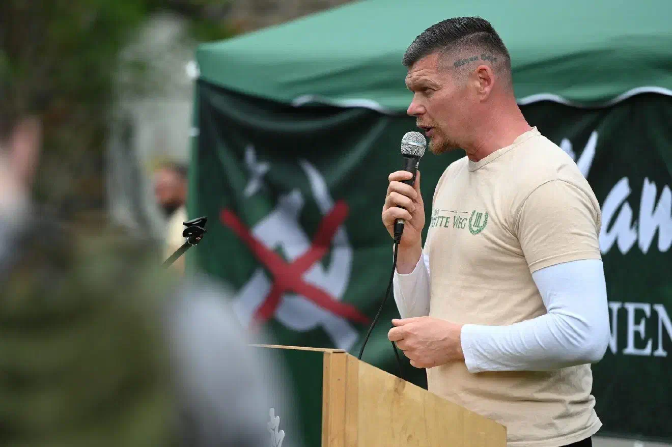 Matthias Fischer war Anheizer bei der Demonstration und hielt im Anschluss noch eine Rede. Er ist der stellvertretende Vorsitzende der Bundespartei.