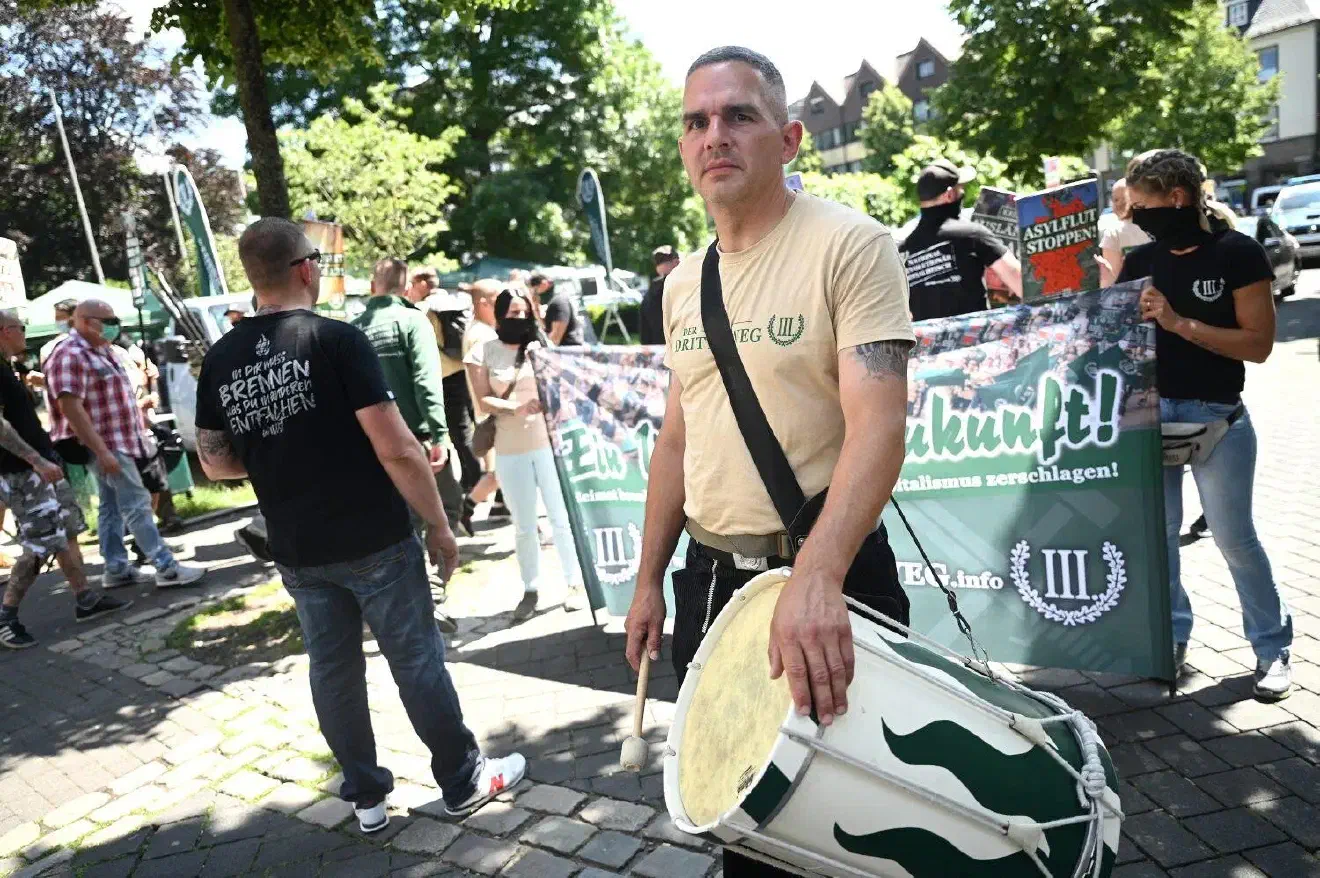 Der Trommler ist Yves Denk aus Blankenfelde. Er musste den Aufmarsch alleine begleiten.