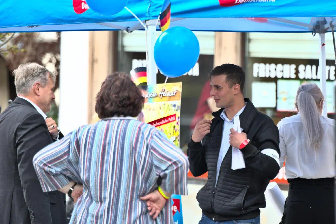 Rechts im Bild ist Lucas Vogt, Mitglied der Jungen Alternativen.