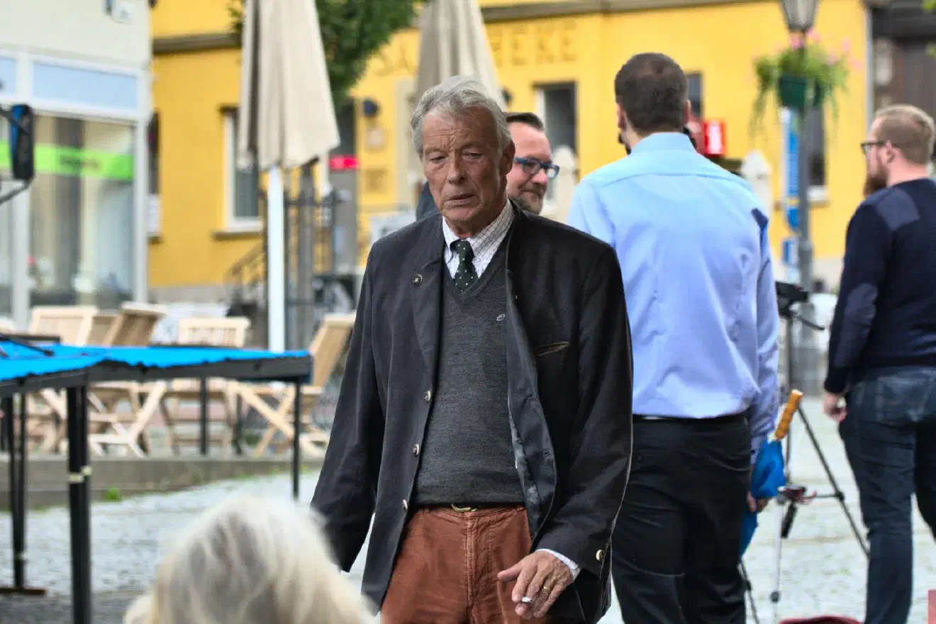 Auch der ehemalige Landesvorsitzende Armin-Paul Hampel sollte noch einmal eine Rede halten. Als weitere Redner:innen (ohne Bilder) sollen außerdem Stephanie Scharfenberg aus Wolfsburg und Oliver Kirchner aus Sachsen-Anhalt aufgetreten sein.