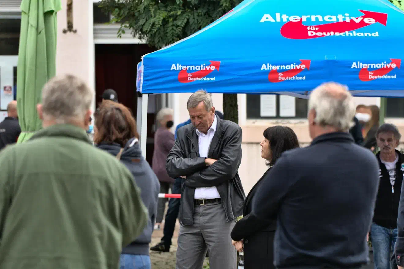 Als weiterer Redner war der ehemalige Luftwaffengeneral und Spitzenkandidat der Niedersächsischen AfD Joachim Wundrak angekündigt.