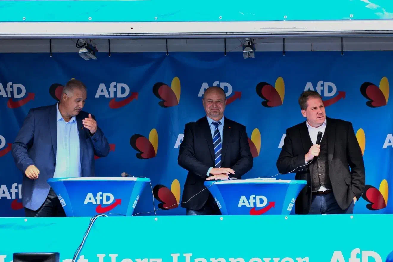 Anschließend sprachen die beiden AfD-Landtagsabgeordneten aus der Region, Stefan Henze (links) und Peer Lilienthal (rechts). Die Handlungsmöglichkeiten der AfD-Landtagskandidaten wurden durch das Auseinanderbrechen der Landtagsfraktion im Nachgang der Vorstandsneuwahl stark eingeschränkt. So haben die verbliebenen Abgeordneten ihren Fraktionsstatus verloren ...