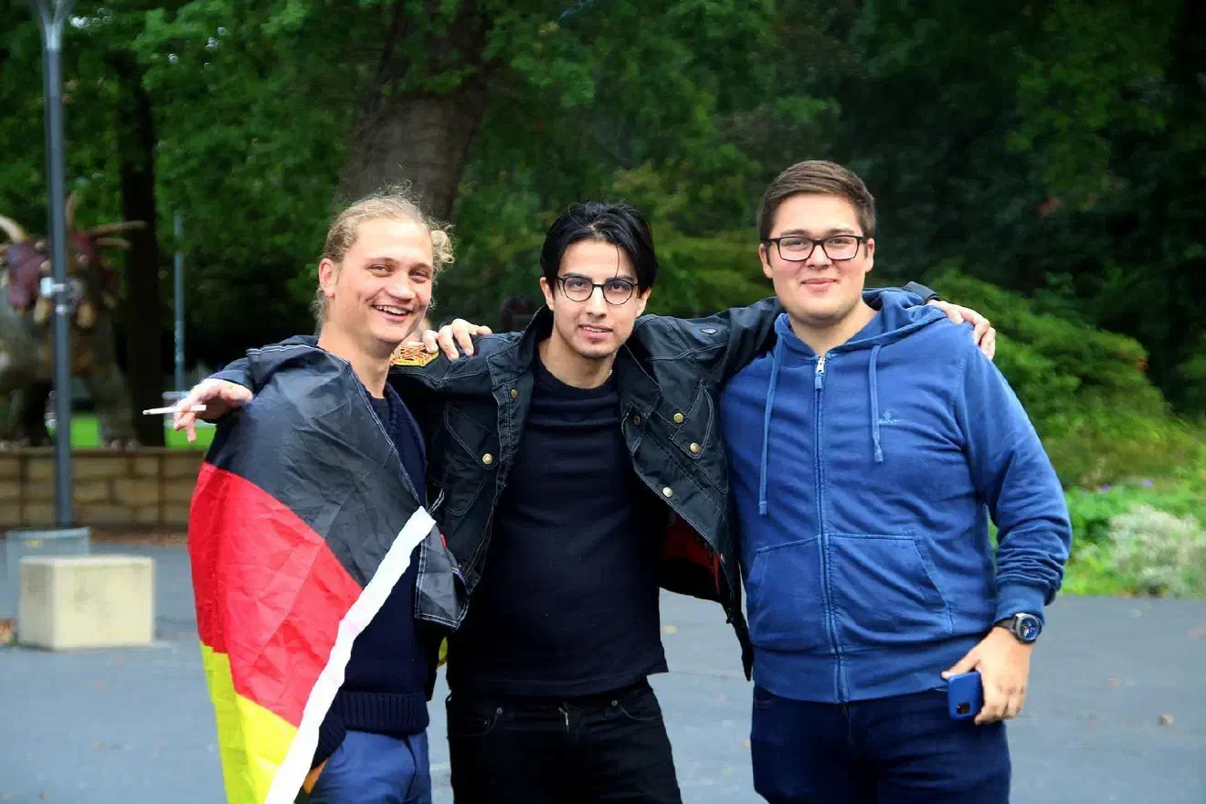 Auch Mitglieder der „Jungen AfD“ waren im Publikum, hier Shayan Haiderlou (Mitte), der ebenfalls für die Regionalversammlung kandidiert. Bei der „Jungen AfD“ handelt es sich um eine von Dietmar Friedhoff protegierte Gruppe junger AfD-Mitglieder überwiegend aus Stadt und Region Hannover, die sich nach der Auflösung der niedersächsischen JA (Junge Alternative) gegründet hat.