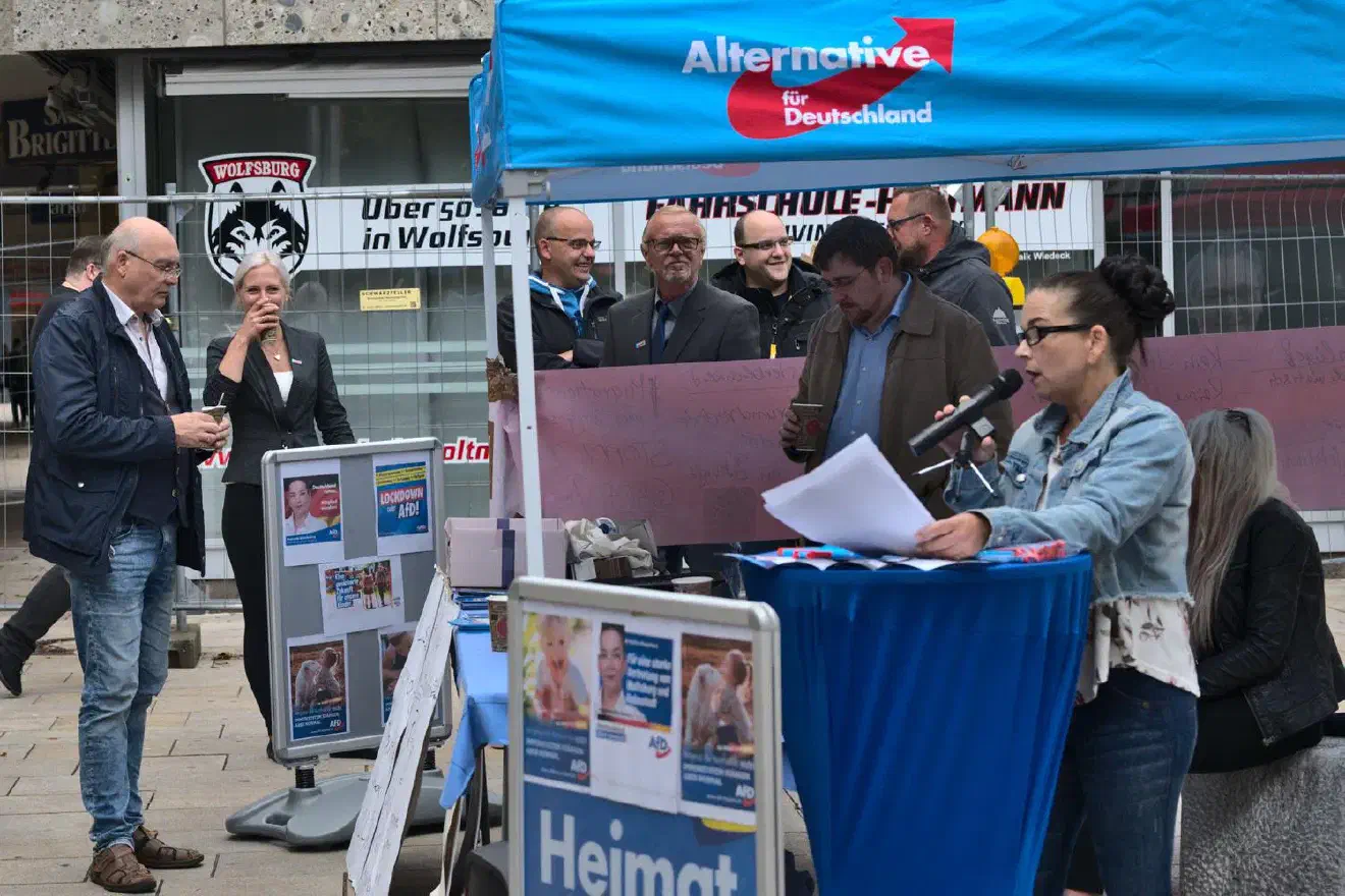 Inhaltlich waren auf dem Infostand neben den üblichen AfD-Inhalten auch Themen aus dem pandemieleugnerischen Verschwörungsideolog:innenmilieu zu finden.
