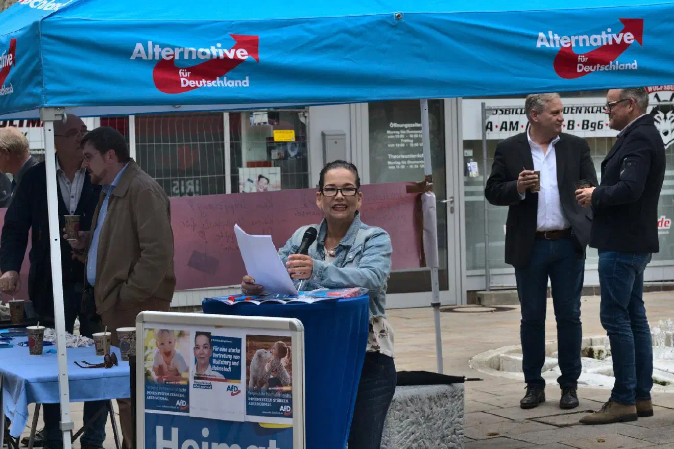 Die Kommunalwahlkandidatin und Direktkandidatin zur Bundestagswahl Stephanie Scharfenberg redete als zweites.