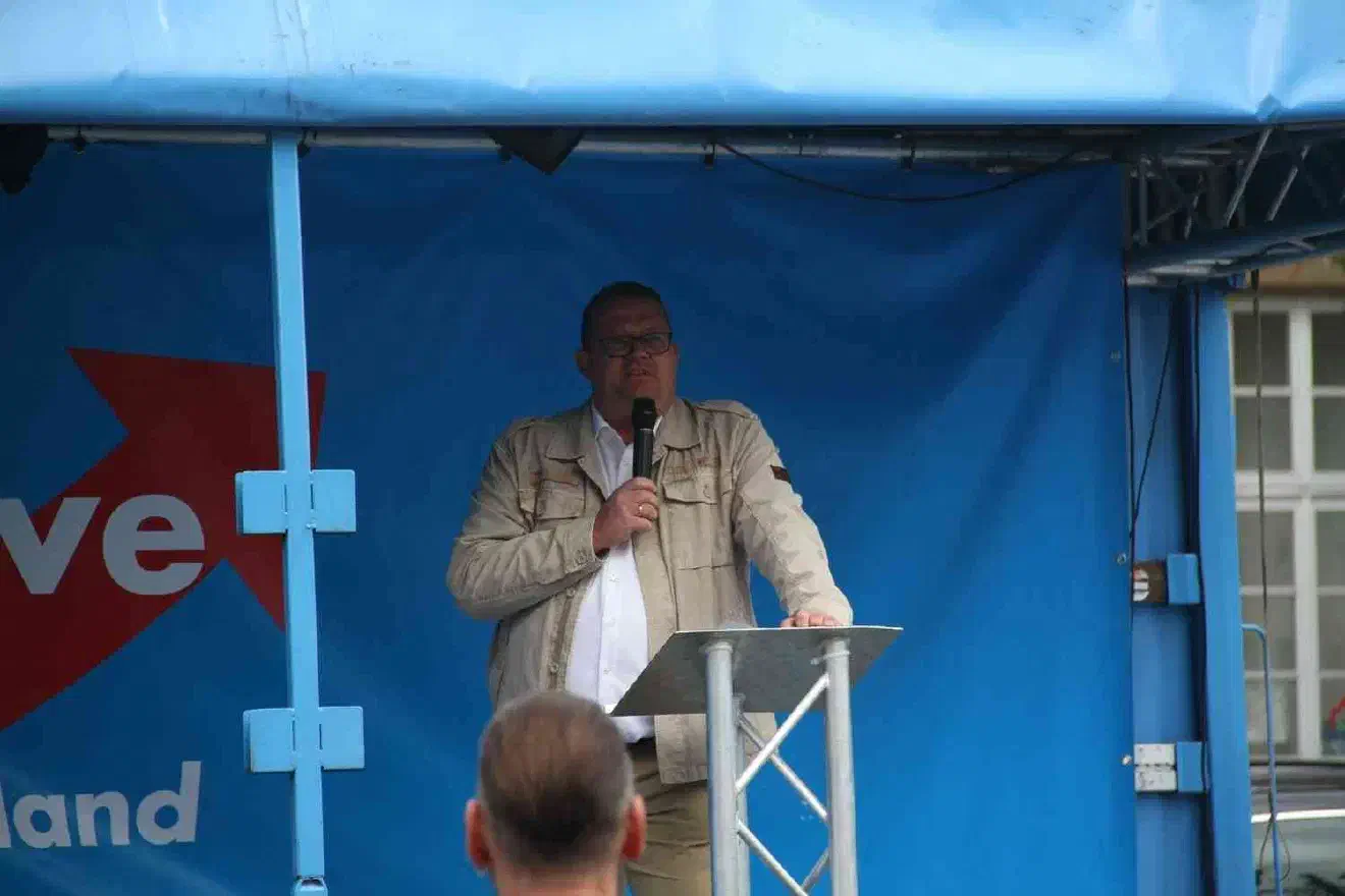 Im ersten Kundgebungsteil kamen zwei Kandidaten der AfD für die Kommunalwahl zu Wort. Bodo Suhren, der Vorsitzende des AfD- Kreisverbandes Osnabrück, versuchte sich in einer Abrechnung mit der Politik der Bundeskanzlerin und vergaß dabei nicht  Atomkraftwerke als „sicher“ und CO2 als nicht schädlich darzustellen.