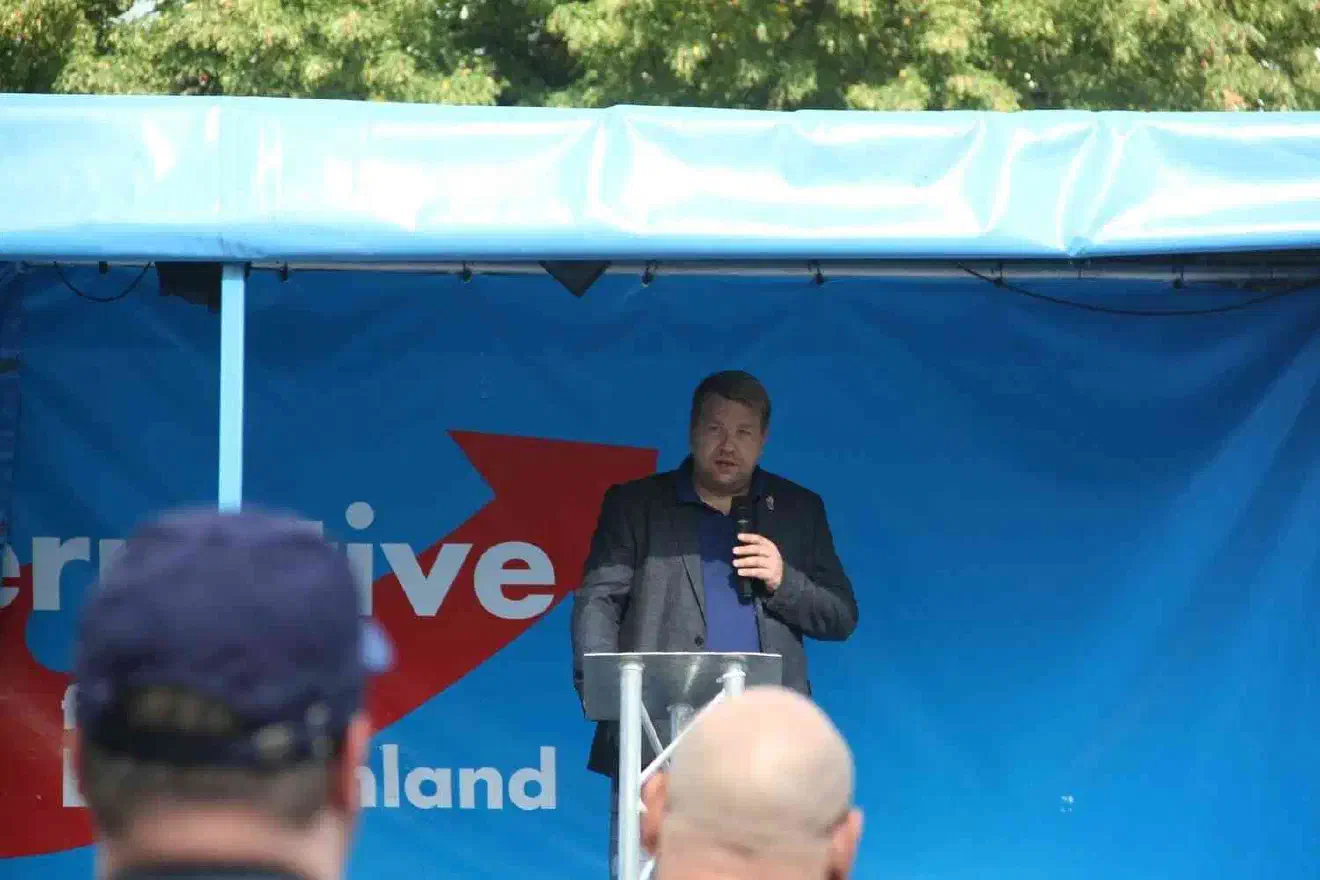 Genau so weit entfernt vom 21. Jahrhundert bewegte sich Marcel Queckemeyer, Vorsitzender des AfD-Verbands Osnabrücker Land Nord, als er in seinem Redebeitrag die Rückkehr zum streng nach Schulformen getrennten dreigliedrigen Schulsystem anpries und sich gegen die Inklusion wandte.