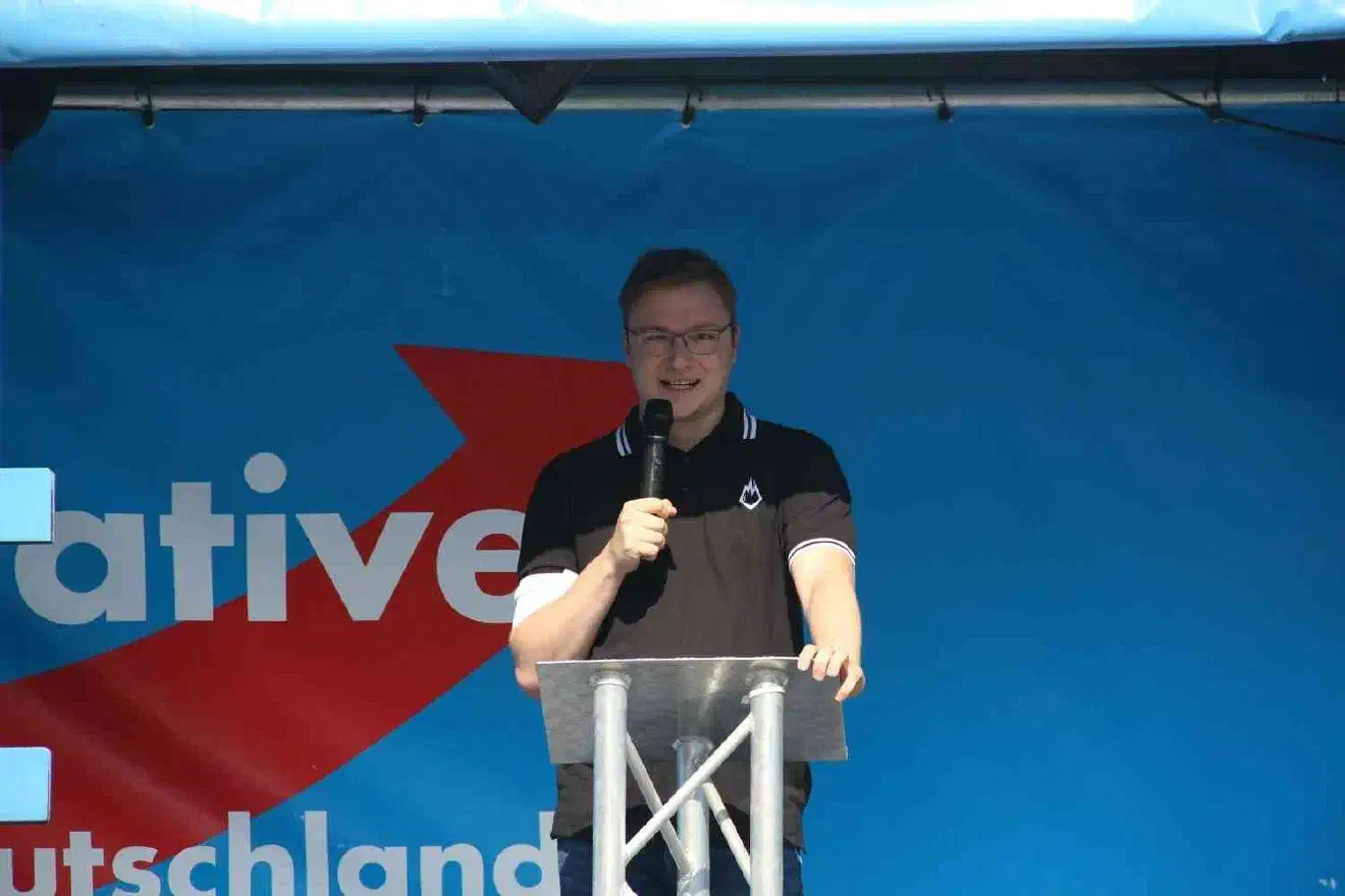 Nach einer kurzen Pause übernahmen dann Mitglieder der Jungen Alternative Niedersachsen  das Wort. Adrian Maxhuni, stellvertretender JA-Landesvorsitzender und regionaler Kommunalwahlkandidat , hatte noch sichtlich Mühe mit seinem Redebeitrag. Es hatte außerdem den Anschein, dass er sich nicht sonderlich gründlich mit seinem Thema , eben dem Schulsystem, beschäftigt hatte, da in seiner Rede etliche gravierende Fehlinformationen enthalten waren.