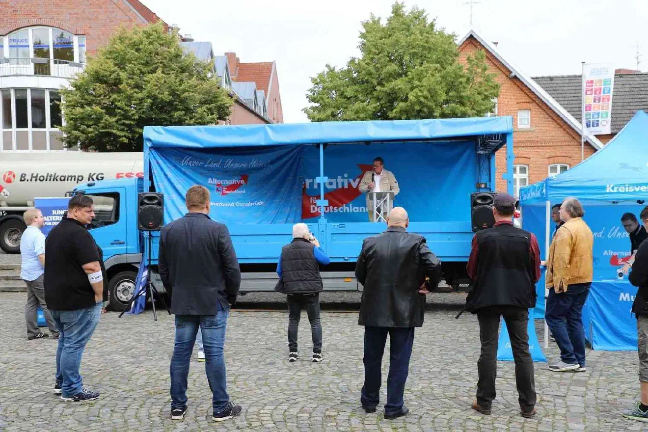 Nur wenige Menschen hatten sich in Bersenbrück eingefunden, um sich die Reden anzuhören.  Über den Zeitraum der Veranstaltung verteilt waren es rund 20 Personen.