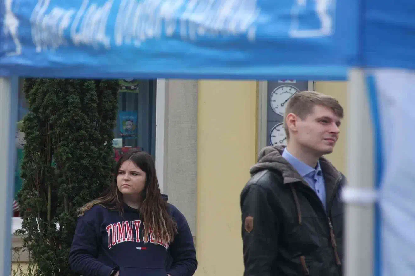 Allerdings war mit Alan Doetzel (rechts im Bild) ein AfD-Kandidat in Bersenbrück, der eher dem Lager von Florian Meyer zuzurechnen ist. Doetzel hielt sich während der Veranstaltung über weite Strecken im Hintergrund.
