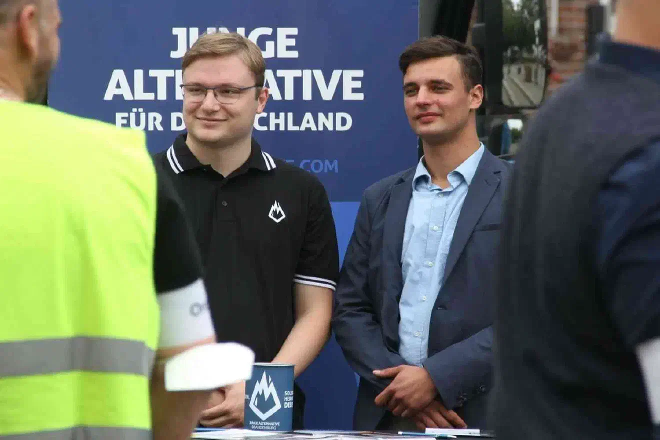 Bereits vor der Neugründung  der JA hatte Vogt eine Gruppe jüngerer AfDler:innen  ins Leben gerufen, die eng mit der JA Sachsen-Anhalt zusammenarbeiteten.  An einigen der Veranstaltungen nahm auch Adrian Maxhuni teil.