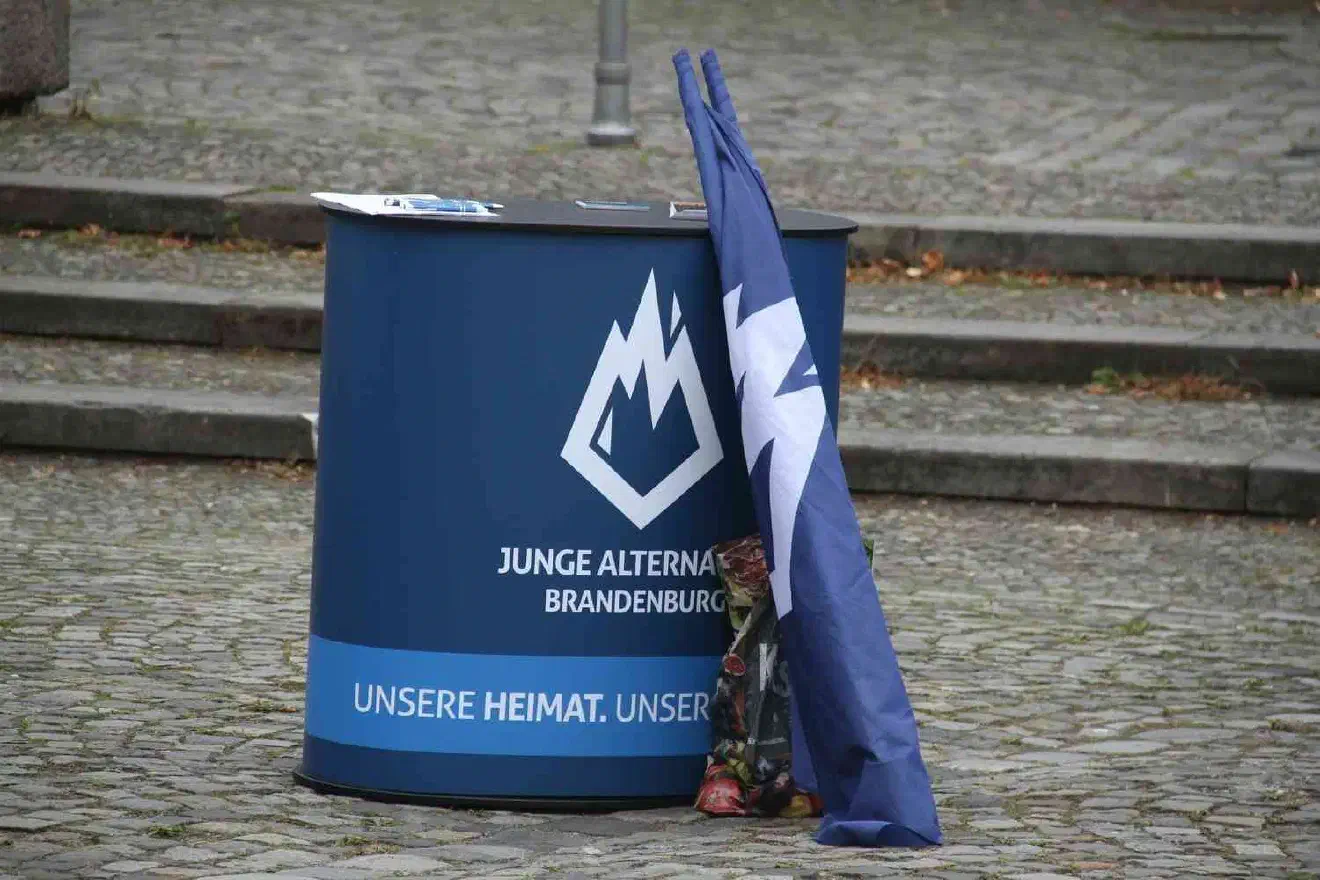 Da laut Aussage eines Verantwortlichen bei der niedersächsischen JA  die Geldmittel noch etwas knapp sind, wurde mit dem Material anderer Landesverbände improvisiert.