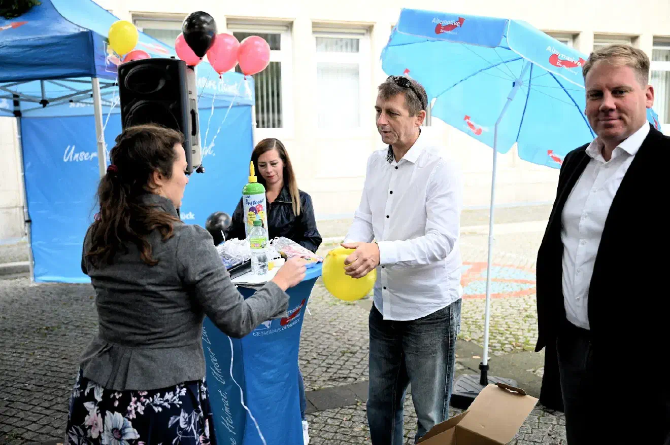 Insgesamt sieben Rednerinnen und Redner kamen bei der Kundgebung zu Wort, wobei sich etliche von ihnen nicht an Fakten hielten und statt dessen  einen Verlust von Freiheit herbeischwadronierten, die nur die AfD wieder herstellen könne. 