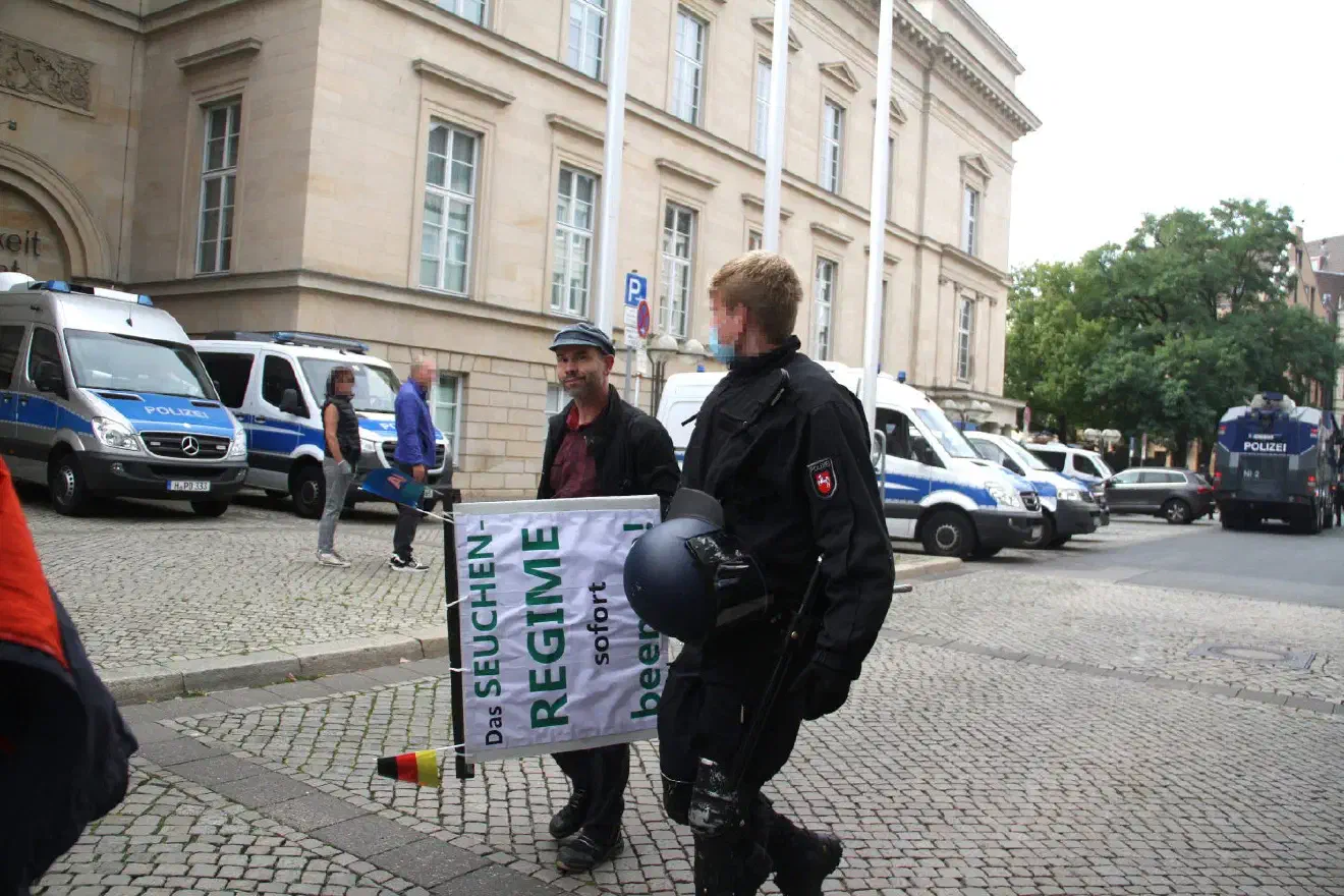 Im Zusammenhang mit diesen Handgreiflichkeiten gegenüber anwesenden Pressefotograf*innen wurde der Diepholzer Kreistagsabgeordnete Michael Schnieder durch die Polizei von der Kundgebung entfernt.
