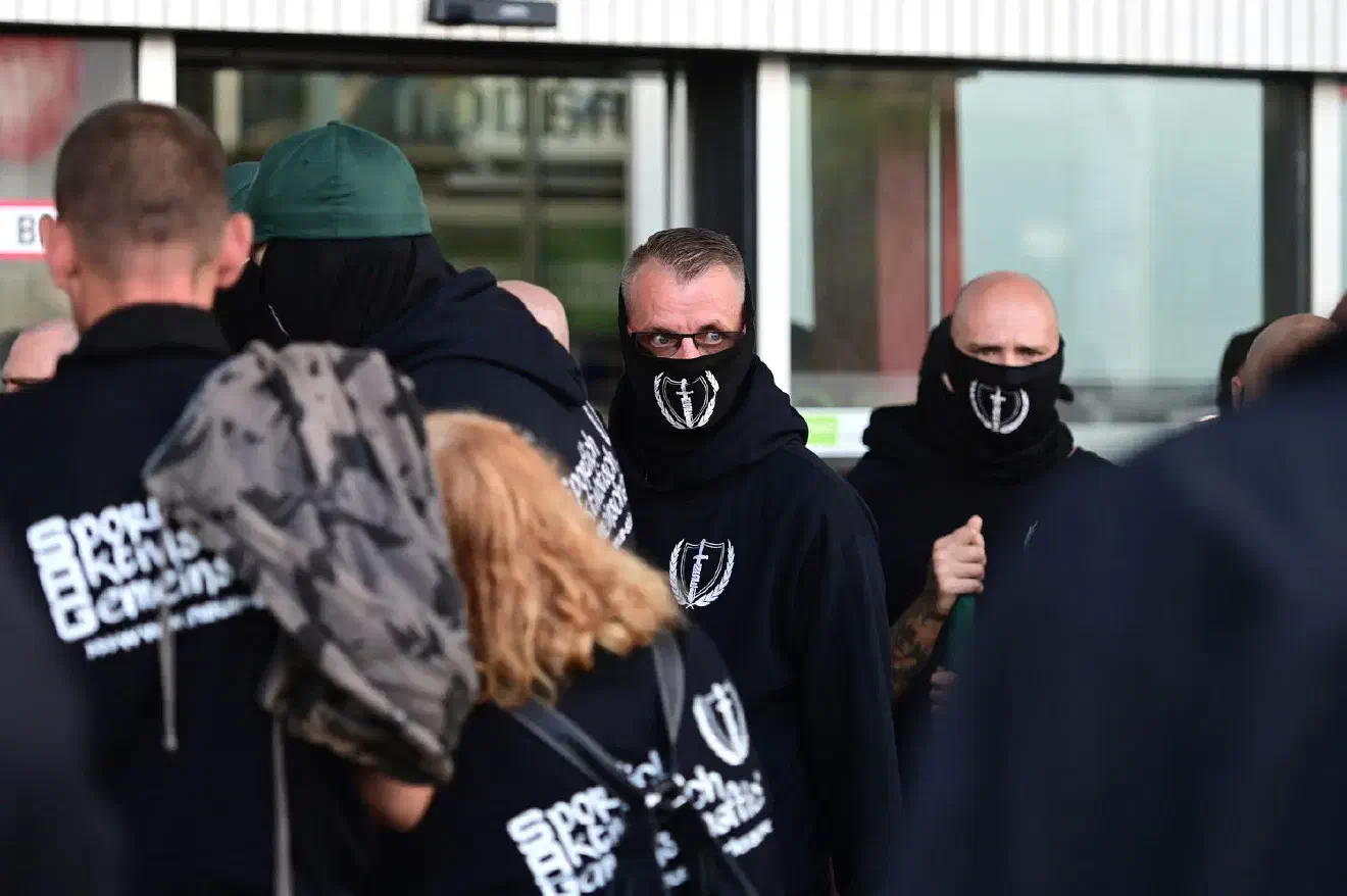 Doch bereits vor dem Beginn der eigentlichen Veranstaltung scheiterte das eng getimete Vorhaben an der Unfähigkeit der Teilnehmer*innen sich an vorgegebene Auflagen zu halten. Das Rufen der für die Veranstaltung verbotenen Parole „Braunschweig Nazistadt“ führte zu ersten polizeilichen Maßnahmen. 