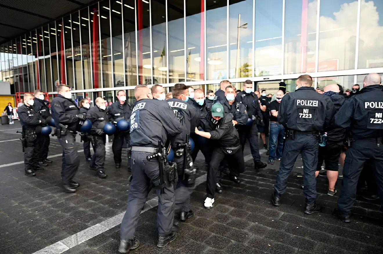 Das Vorgehen der Polizei am Bahnhof sowie die zeitaufwendige Weiterreise der Teilnehmer*innen , die nur in kleineren Gruppen mit öffentlichen Verkehrsmitteln zu den vorgesehenen Kundgebungsplätzen gelangen konnten, sorgte für immense Zeitverschiebungen. 