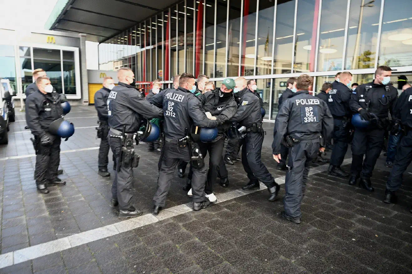 So fielen die ersten beiden Kundgebungen sehr kurz aus. Die dritte Kundgebung wurde aus Zeitgründen gleich ganz gestrichen und durch eine Abschlusskundgebung auf dem Bahnhofsvorplatz ersetzt.