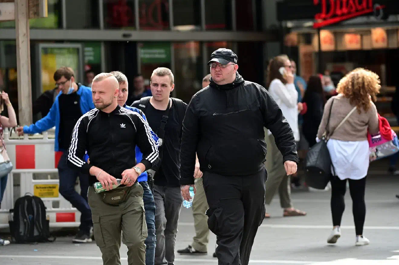 Der Großteil der etwa 70 Demonstrationsteilnehmer*innen war also angereist, hauptsächlich aus  Magdeburg, Dessau und Erfurt  - Strukturen also, die allesamt durch ihr Auftreten  einen ähnlich schlechten Ruf in der rechten Szene genießen wie die Braunschweiger selbst. Das führte sicherlich auch zur fast völlig ausgebliebenen Unterstützung von Mitgliedern der Rechten aus anderen Bundesländern  oder aus anderen niedersächsischen Strukturen.