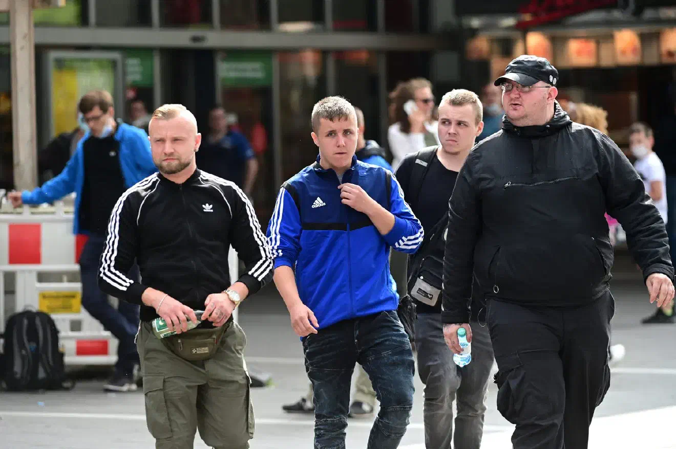 Lediglich Stefan Koch (Die Rechte OWL), Sören Surdyk aus Walsrode und eine kleine Gruppe der JN Braunschweig um Sebastian Weigler reihten sich zögernd  in die Gruppe der Teilnehmer*innen ein. Koch, der bereits lange Zeit vor Beginn am Bahnhof ankam, hielt sich fast bis zur Weiterfahrt in die Stadt von der Gruppe fern. Er hatte wohl Anderes erwartet. Auch im Lauf der weiteren Veranstaltung, bei der er schließlich als Ordner fungierte suchte er eher die Nähe von Christian Worch und Holger Niemann.