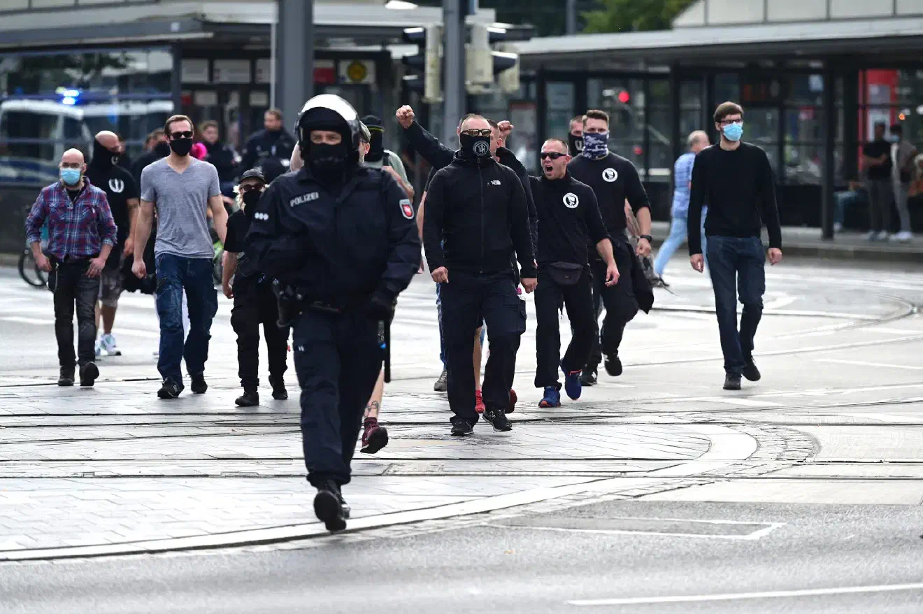Die erste Kundgebung fand auf dem Schlossplatz statt;  Thema war „ Unser Bürgermeister Pierre Bauer -Wahlbetrug stoppen!“.  