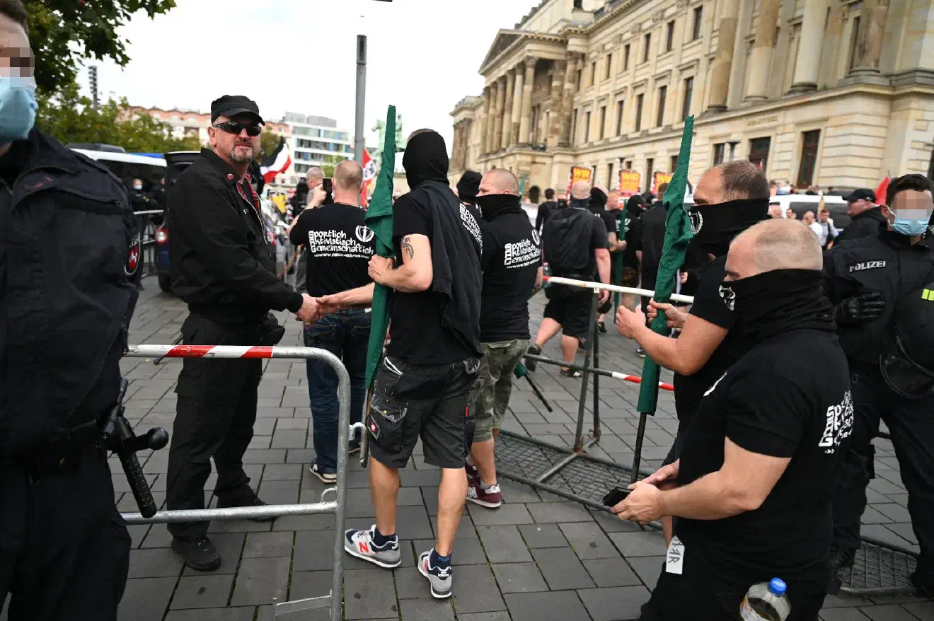 Ein T-Shirt,mit der Aufschrift „Antisemit“ , das er danach anzog, wurde ebenfalls von der Polizei beanstandet und führte dazu, dass Kiese auch die zweite Kundgebung  verlassen musste. Diese fand zum „Martin Kiese- unser Mann für Braunschweig !“ auf dem Nibelungenplatz statt und fiel bei Abwesenheit des Kandidaten ebenfalls sehr kurz aus. 
