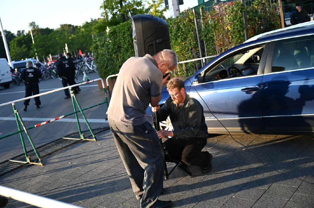 Als Thema der dritten Kundgebung, die eigentlich auf dem Tostmannplatz stattfinden sollte, war „Für die Schließung der Aufnahmebehörde für Asylbewerber in Kralenriede!“ vorgesehen. Diese Kundgebung wurde aus Zeitgründen auf den Bahnhofsvorplatz verlegt, und damit wurde auch das Thema ad acta gelegt