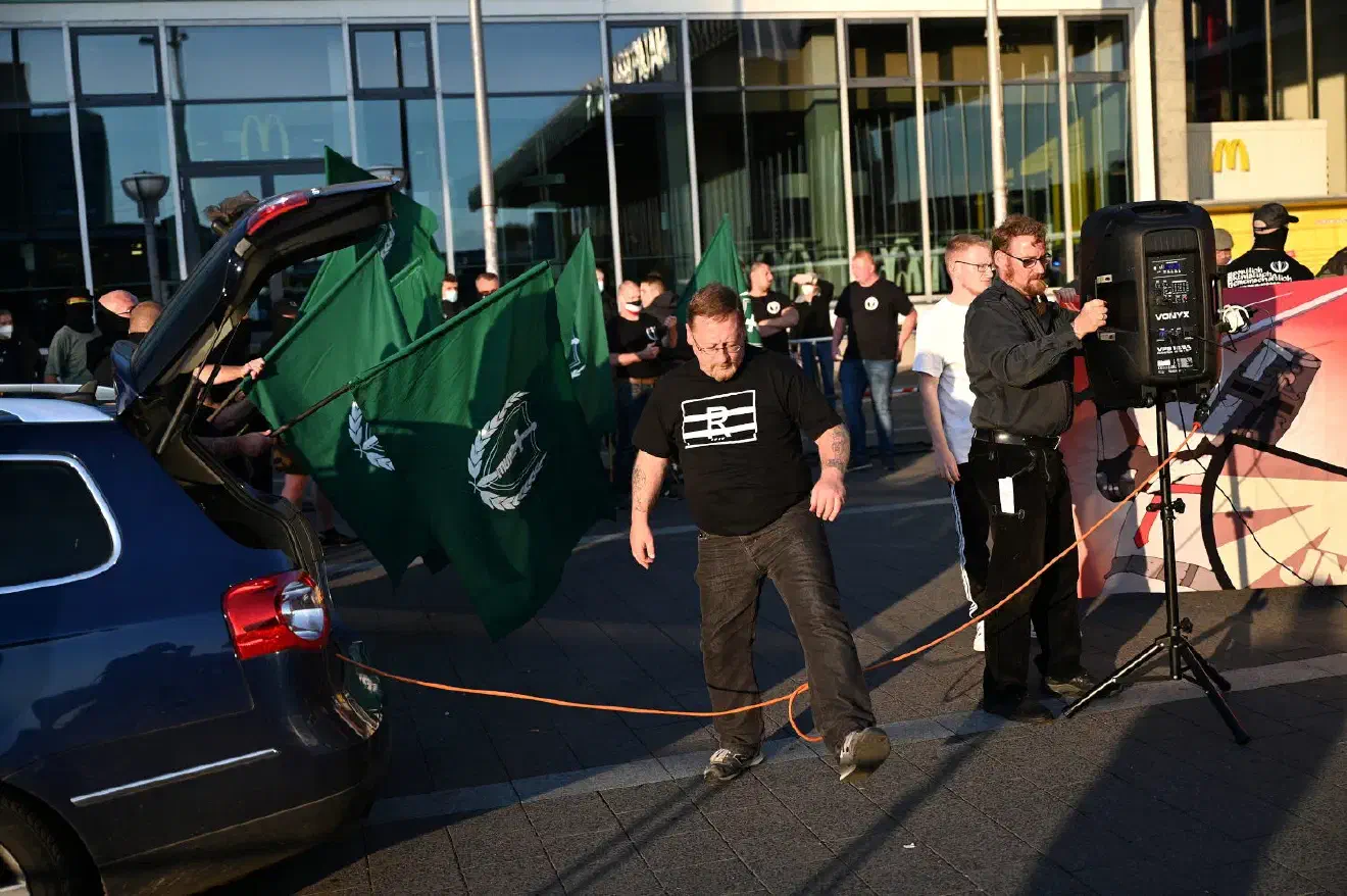 Vorm Bahnhof gab  außer einer Spontanrede von Michael Fischer aus Erfurt, in der er sich über die polizeilichen Maßnahmen aufregte, einen Redebeitrag von Dieter Riefling (hier im Bild) aus Hildesheim.