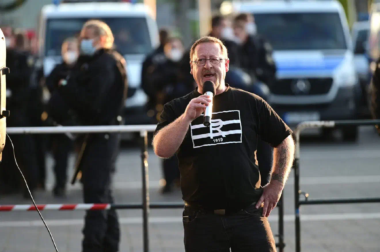 Riefling redete – wie seit Jahrzehnten - eine baldige nationale Revolution herbei und zeigte damit deutlich, warum allgemein darauf verzichtet wird ihn ans Mikrofon zu lassen. Auch sein übermäßiger Alkoholkonsum der letzten Jahre sowie die Tatsache, dass er seine letzte Frau mit einer Fahrradkette geschlagen hat, haben sein Ansehen in der Szene so stark sinken lassen, dass er nur noch dort auftreten darf, wo man sonst ganz ohne Redner auskommen müsste.