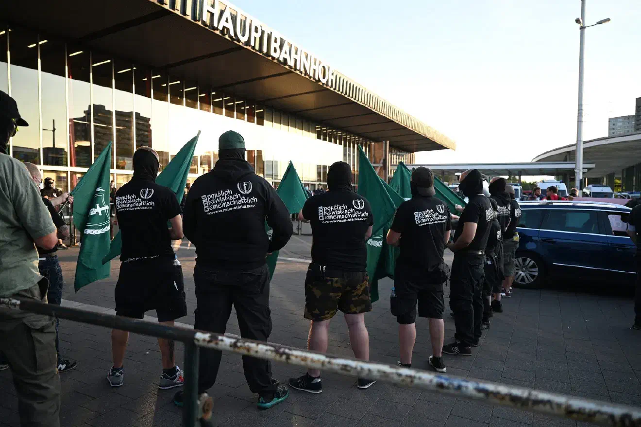 Durch seine Gewalt gegenüber Frauen reiht sich Riefling in eine Reihe von Tätern im Umfeld der Braunschweiger Rechten ein. Auch der nicht anwesende Achim Heide, der zuletzt seine Lebensgefährtin mit Faustschlägen attackierte haben in dem Bereich Erfahrung.