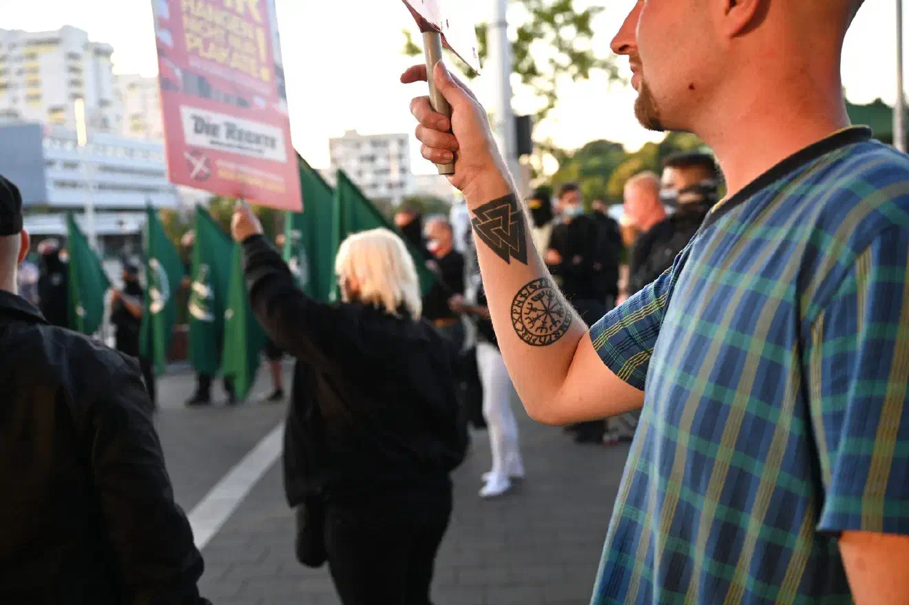 Bei den Braunschweiger  Rechten, aber auch bei vielen anderen Teilnehmer*innen, gehören der Konsum von Alkohol und teilweise auch von Drogen zum Tagesgeschäft.  Einigen der Teilnehmer*innen stand dies deutlich ins Gesicht geschrieben. 