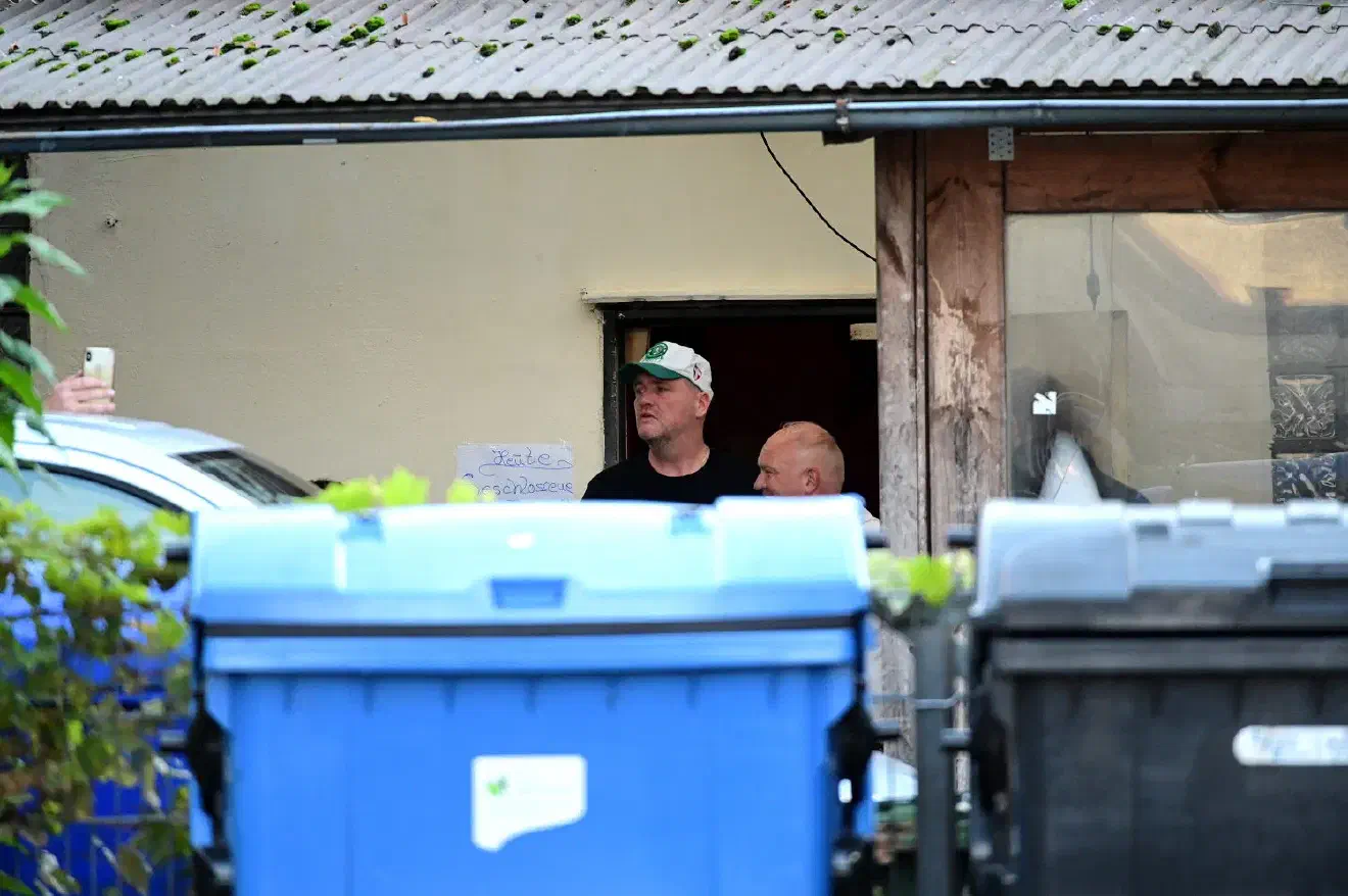 Es handelte sich um ein Konzert des langjährigen Neonazis Hannes Ostendorf (Bildmitte) aus Bremen. Ostendorf ist Sänger verschiedener Neonazibands und vermarktet sich, auch in Anbetracht der Einnahmen, inzwischen regelmäßig als Solo-Künstler.