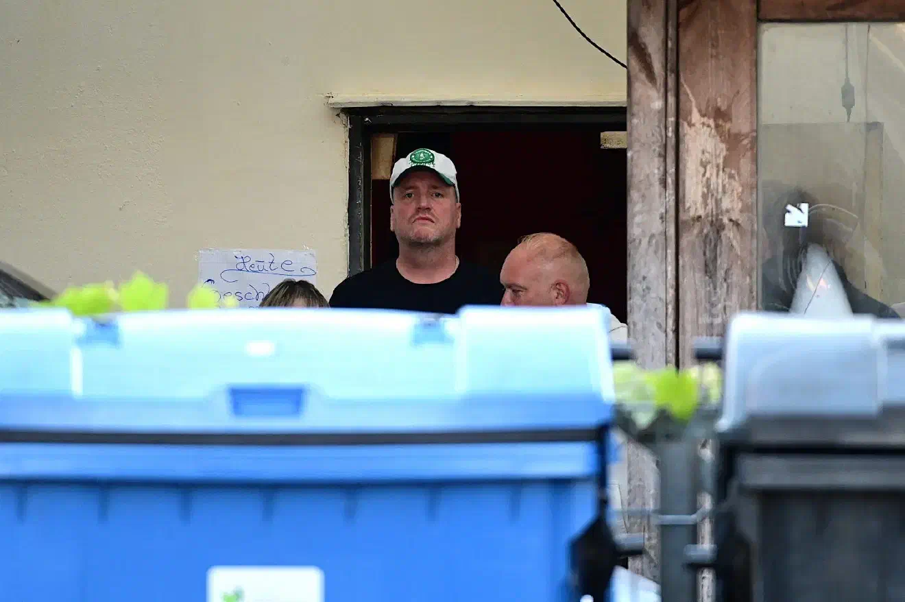 Die Karriere von Ostendorf reicht lang zurück. Bereits vor 30 Jahren gehörte Ostendorf (Bildmitte) zu einer Neonazigruppe die einen Brandanschlag auf eine Asylunterkunft in Bremen verübten. Heute gehört OStendorf vor allem zu den Scharfmacher*nnen der Szene der vordergründig mit seinen Texten geistige Brandstiftung betreibt - zuletzt im Duett mit Xavier Naidoo. 