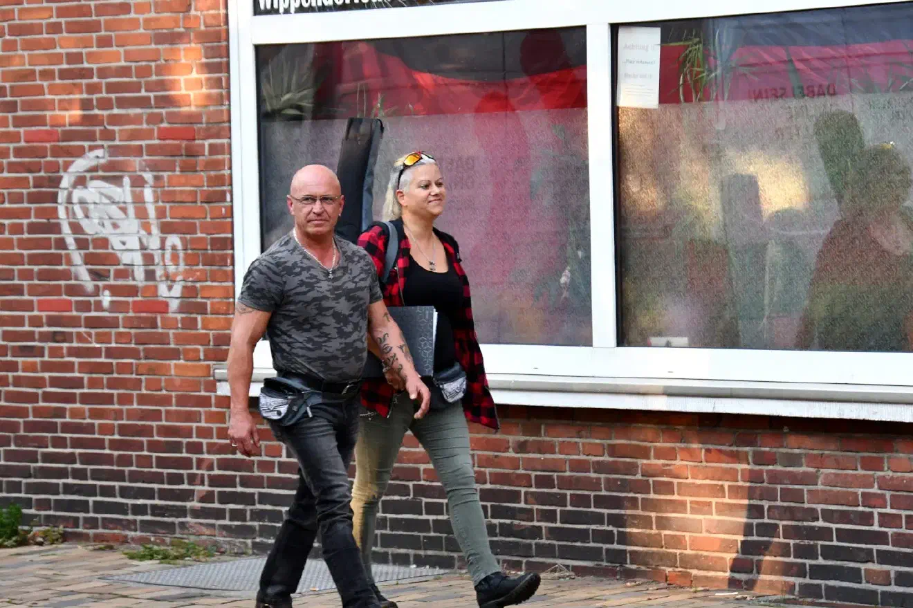 Neben dem Auftritt von Hannes Ostendorf war noch ein "Überraschungsgat" angekündigt. Dabei handlte es sich um Karin Mundt (Rechts im Bild), die als Liedermacherin unter dem Pseudonym "Wut aus Liebe" bei Rechtsrockkonzerten in Erscheinung tritt.