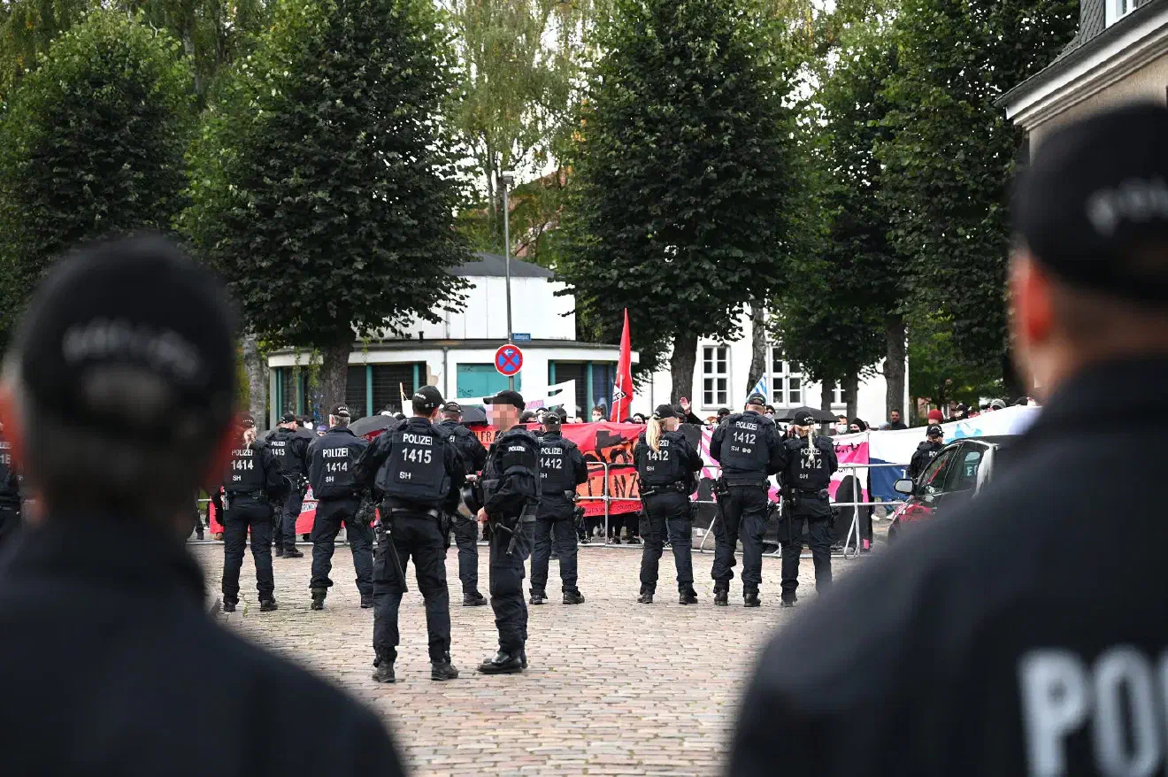 Im Umfeld des Veranstaltungsortes formierte sich antifaschistischer Protest.