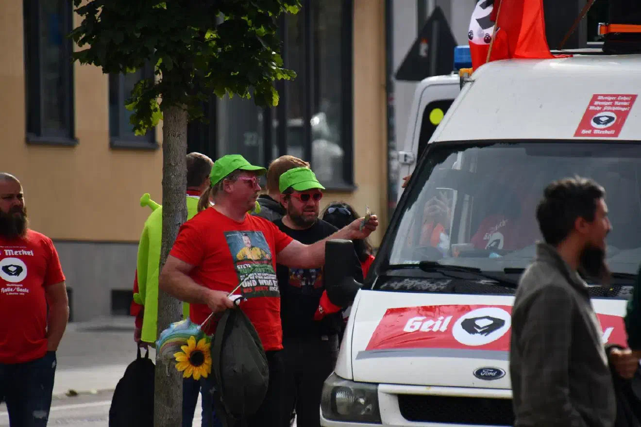 Die Demo konnte zunächst wegen einer Straßenblockade nicht loslaufen. Auch zwischendurch musste sie häufiger und teilweise über eine längere Zeit stehenbleiben, weil die Route blockiert war.