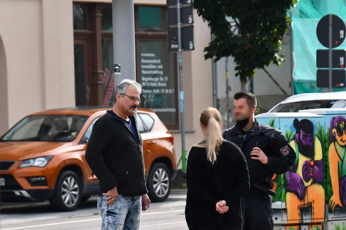 Hier ist der Versammlungsleiter der Veranstaltung bei Absprachen mit der Polizei zu sehen.