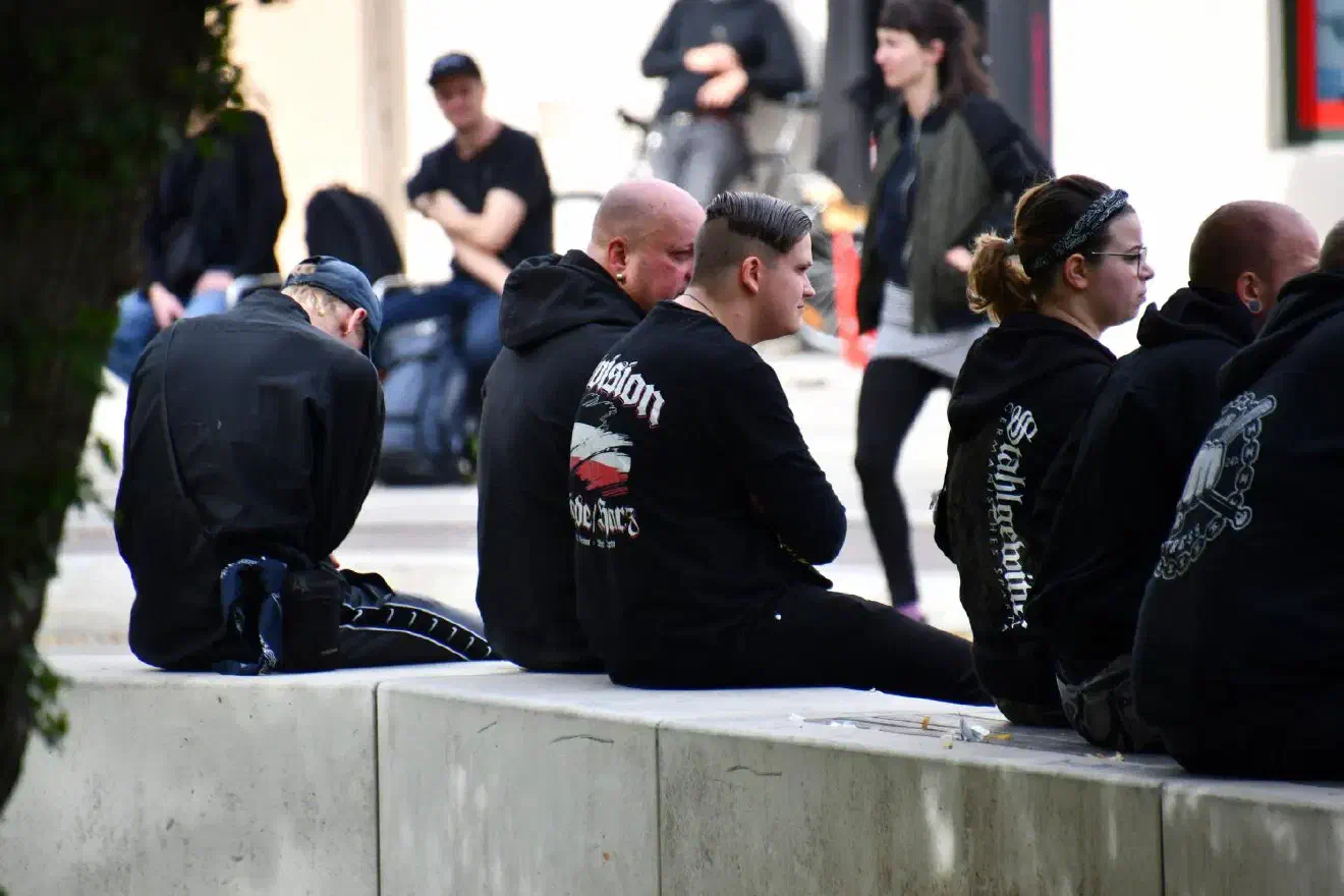 Darunter waren ca. 20 Teilnehmer:innen, welche unter Duldung der Polizei hinter der Demonstration her liefen und gelegentlich versuchten, sich von ihr abzusetzen.