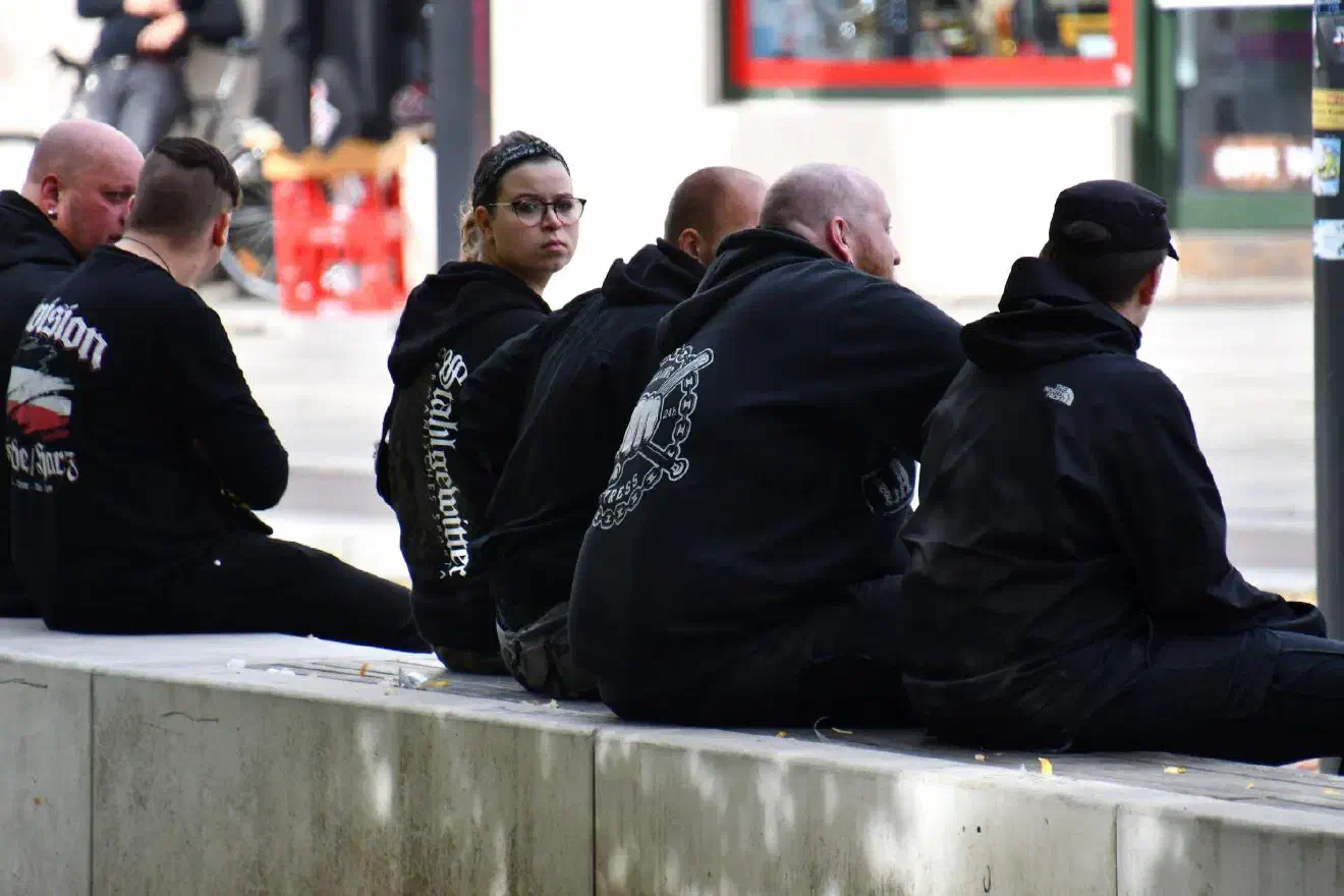 Unter ihnen waren die vier Teilnehmer:innen der gescheiterten Anti-Antifa-Demonstration, die zuvor beim Hauptbahnhof starten sollte, sowie einzelne Teilnehmer:innen aus dem Bereich Magdeburg (u.a. NSMD) und dem Harz (Division Börde/Harz).