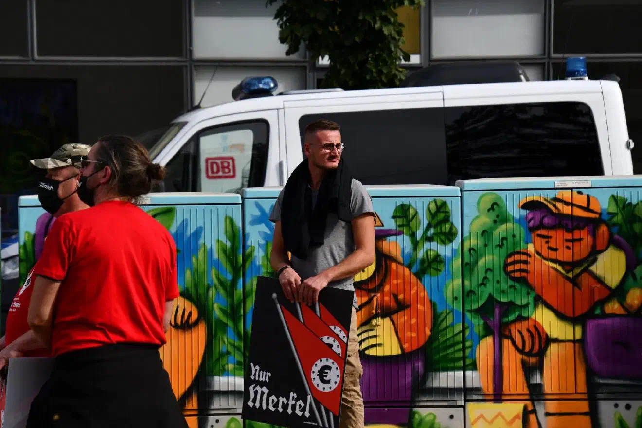 ... das führte auch dazu, dass einige Symbole Verboten wurden. Dazu gehörte auch das Fronttransparent, die Transparente an dem Lautsprecherwagen und die Flaggen am Fahrzeug.